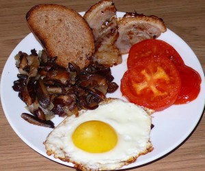 Горячая тарелка - традиционный английский завтрак с грибами